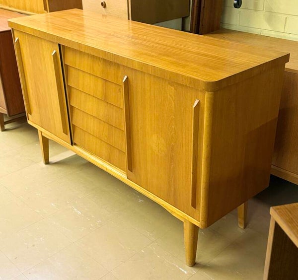 Upea Vintage senkki/tv-taso 50/60-luku. Projektit & Varaston tyhjennys Maksa 12/kk erissä Klarnalla
