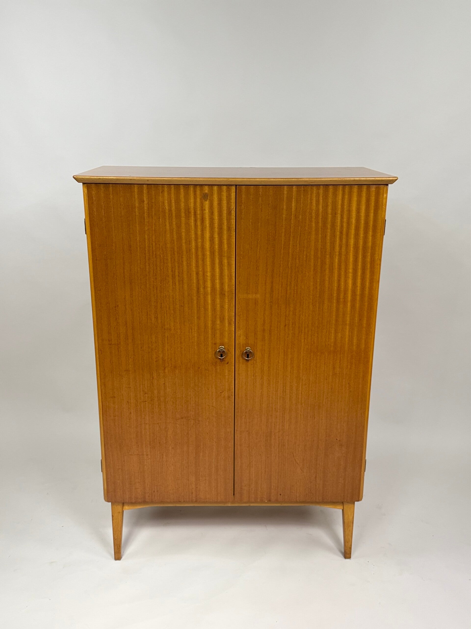 Teak vintage liinavaatekaappi 50/60-luku. Maksa 12/kk erissä Klarnalla.