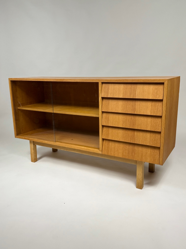 Kaunis vintage senkki lasiovilla 50/60-luku. Maksa 12/kk erissä Klarnalla.