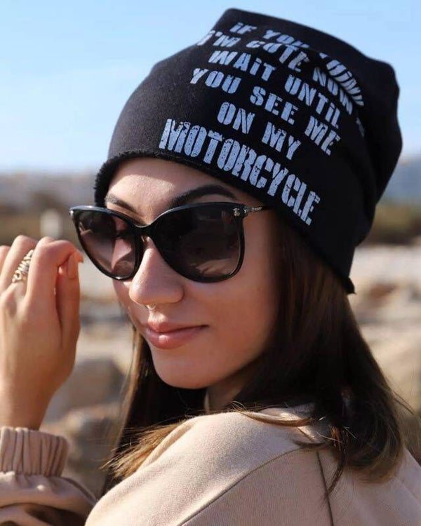 19845 IT NoNoNo slouch beanie muts in zwart met print motorthema SM