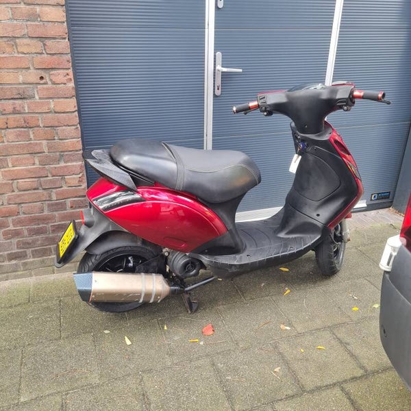 Voor de hobbyist leuke Piaggio Zip 4takt Brom Candy Red/bj2011/6999km