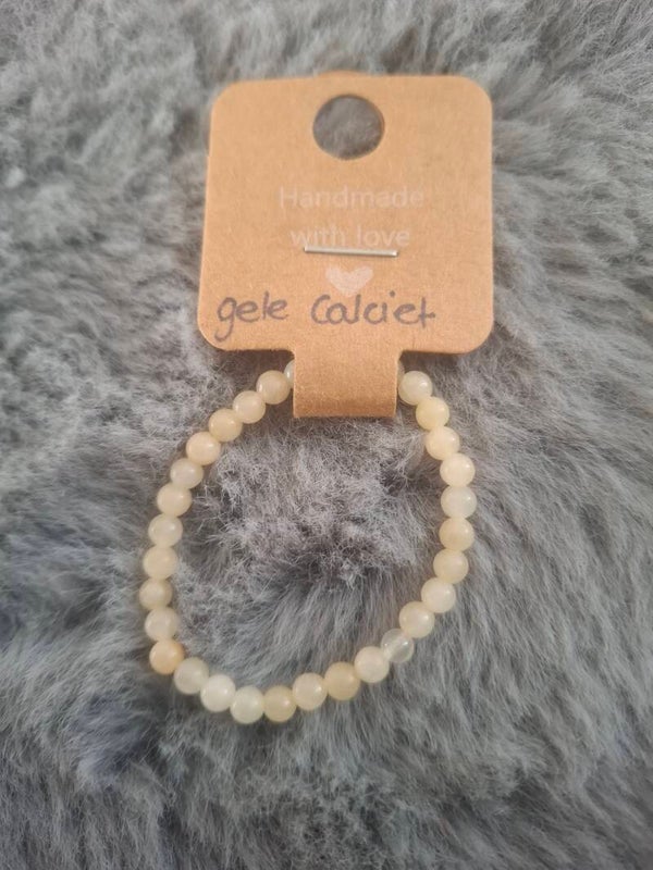 Gele calciet armbandje