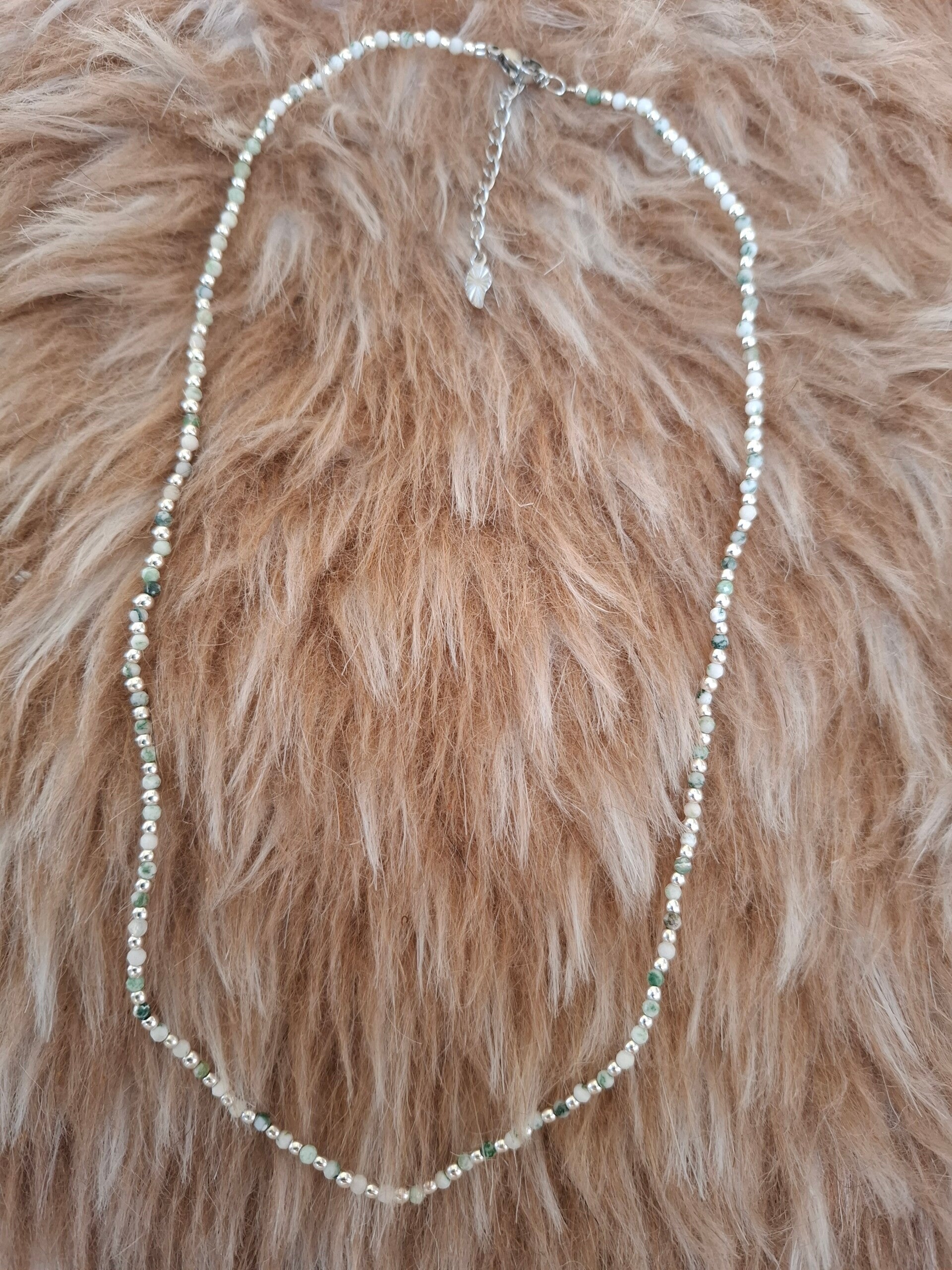 Boomagaat zilverkleurige ketting