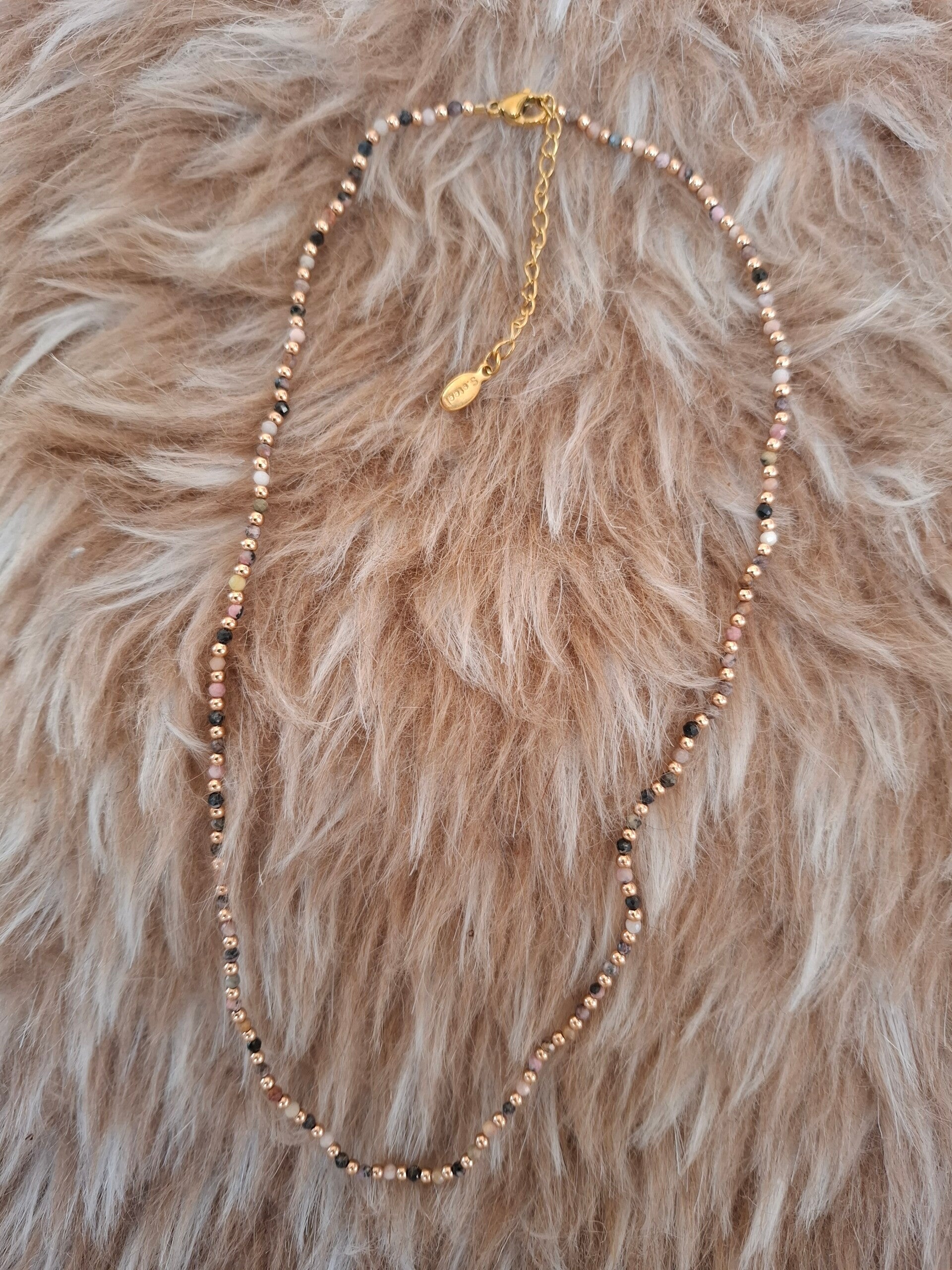 Rhodoniet goudkleurige ketting