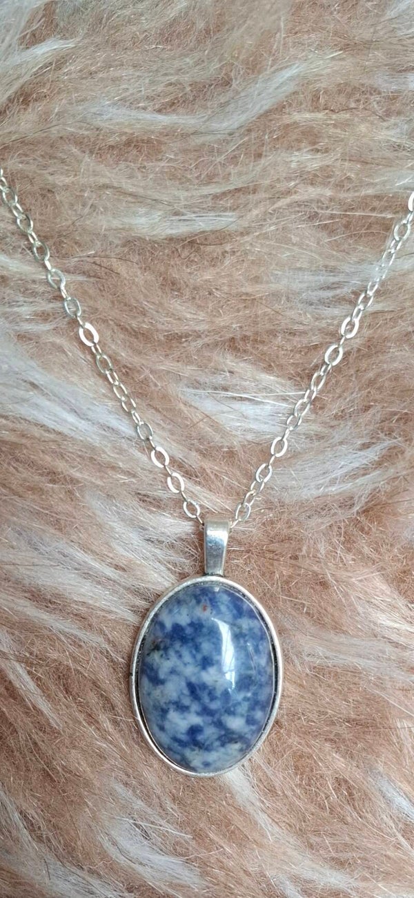 Sodaliet ketting zilverkleurig