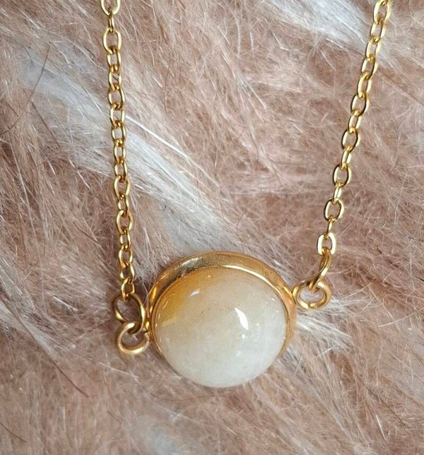 Gele calciet ketting goudkleurig