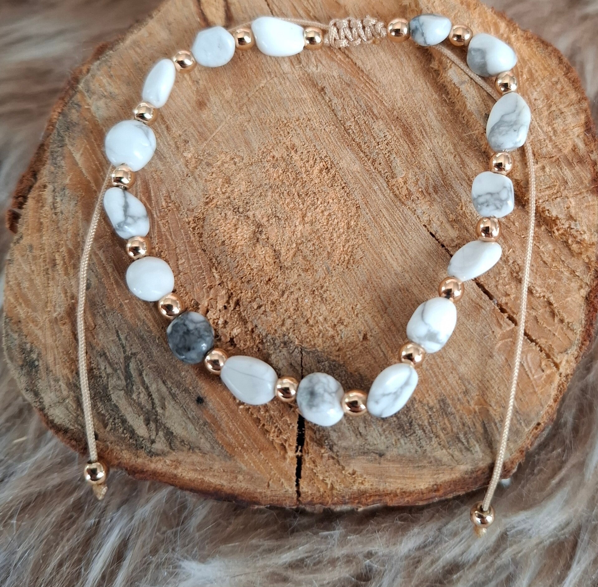 Witte Howliet nugget armband