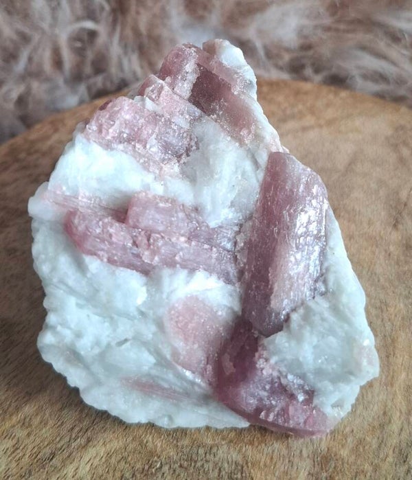 Ruwe roze toermalijn in matrix