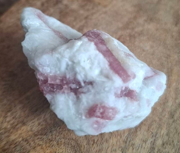 Ruwe roze toermalijn in matrix