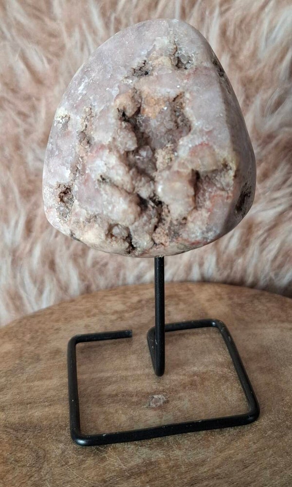 Roze amethist op standaard