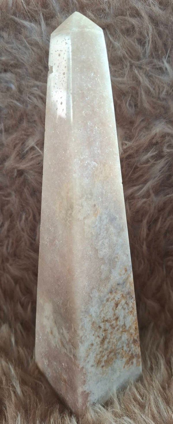 Roze amethist obelisk