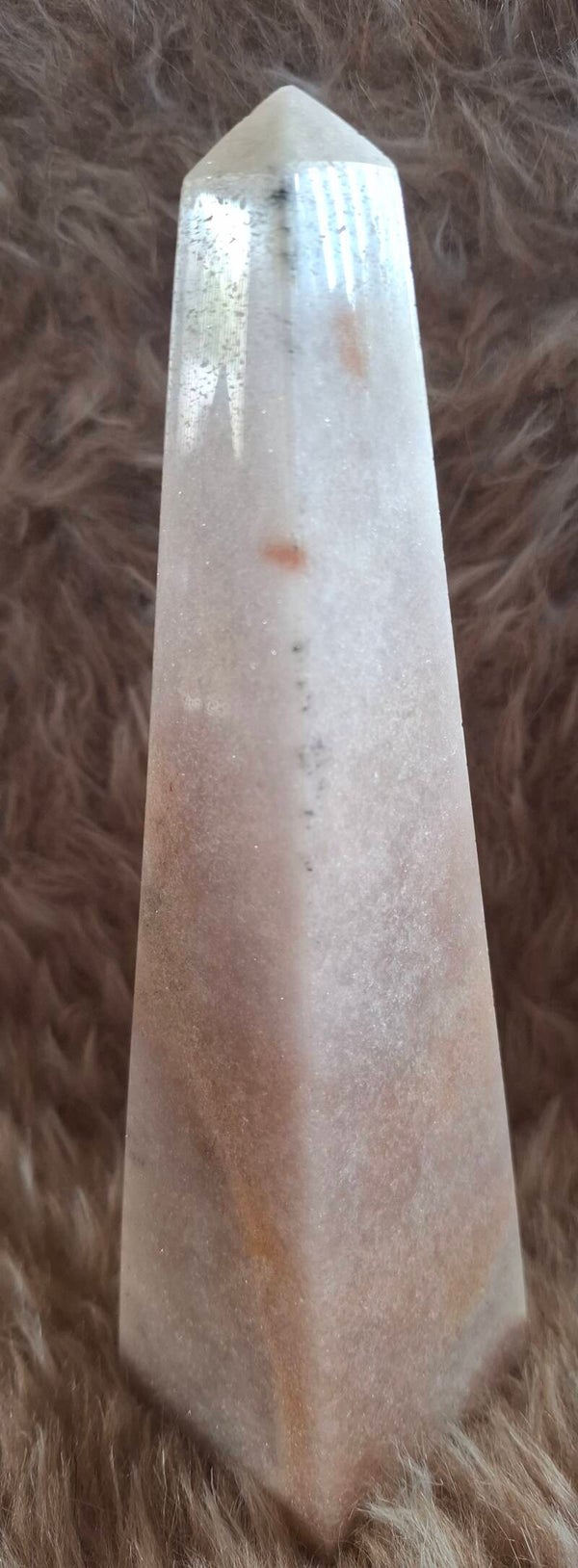 Roze amethist obelisk
