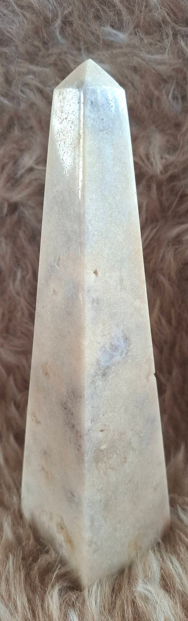Roze amethist obelisk