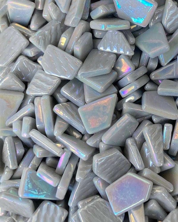 Snippets glasmozaiek Pale Grey iridised 100 gram