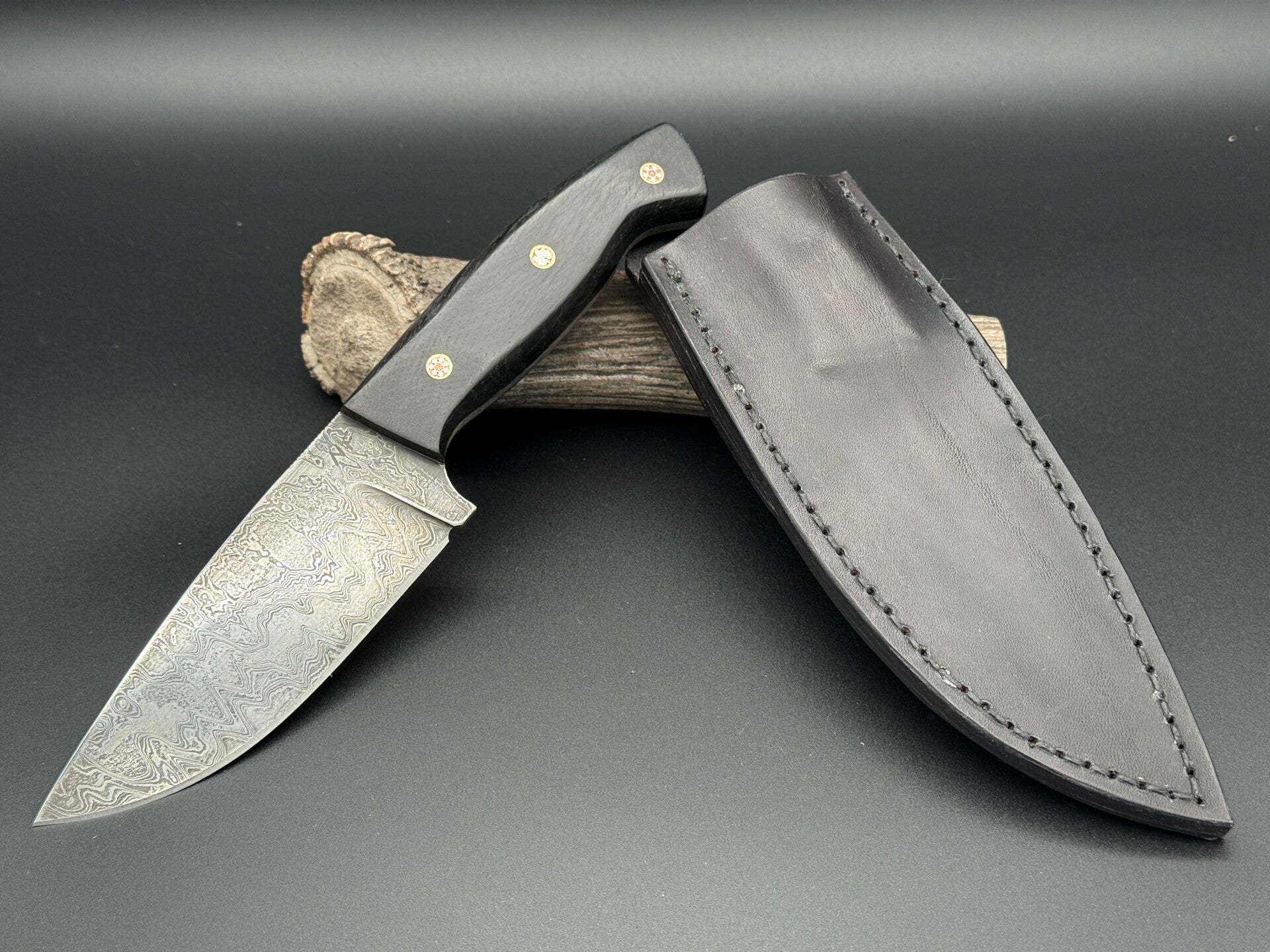 Jagdmesser – Wilder Damast aus 1.2842 & Uddeholm HBM | Mooreiche & Lederscheide