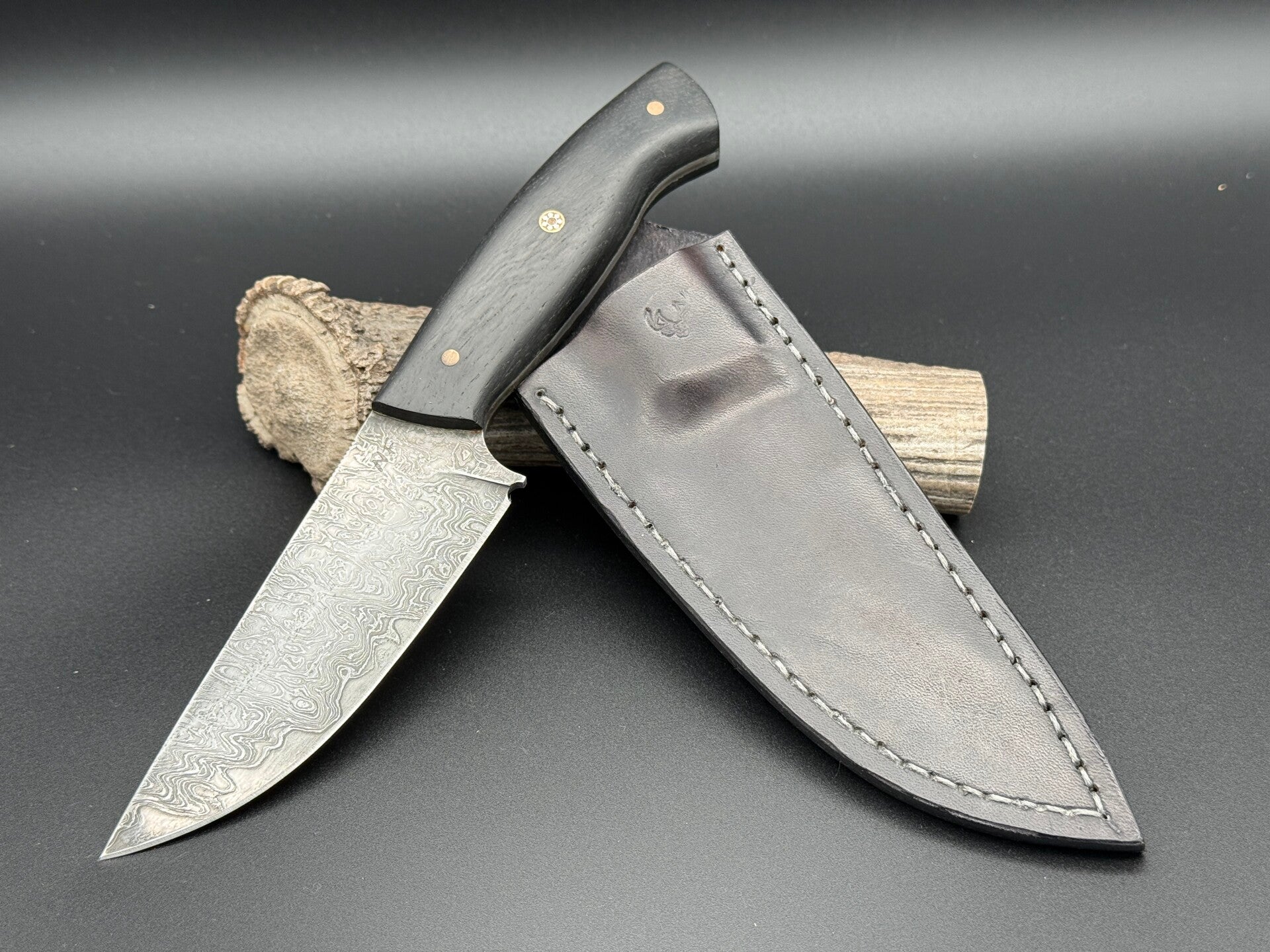 Jagdmesser aus Kanisterdamast Unikat mit Lederscheide