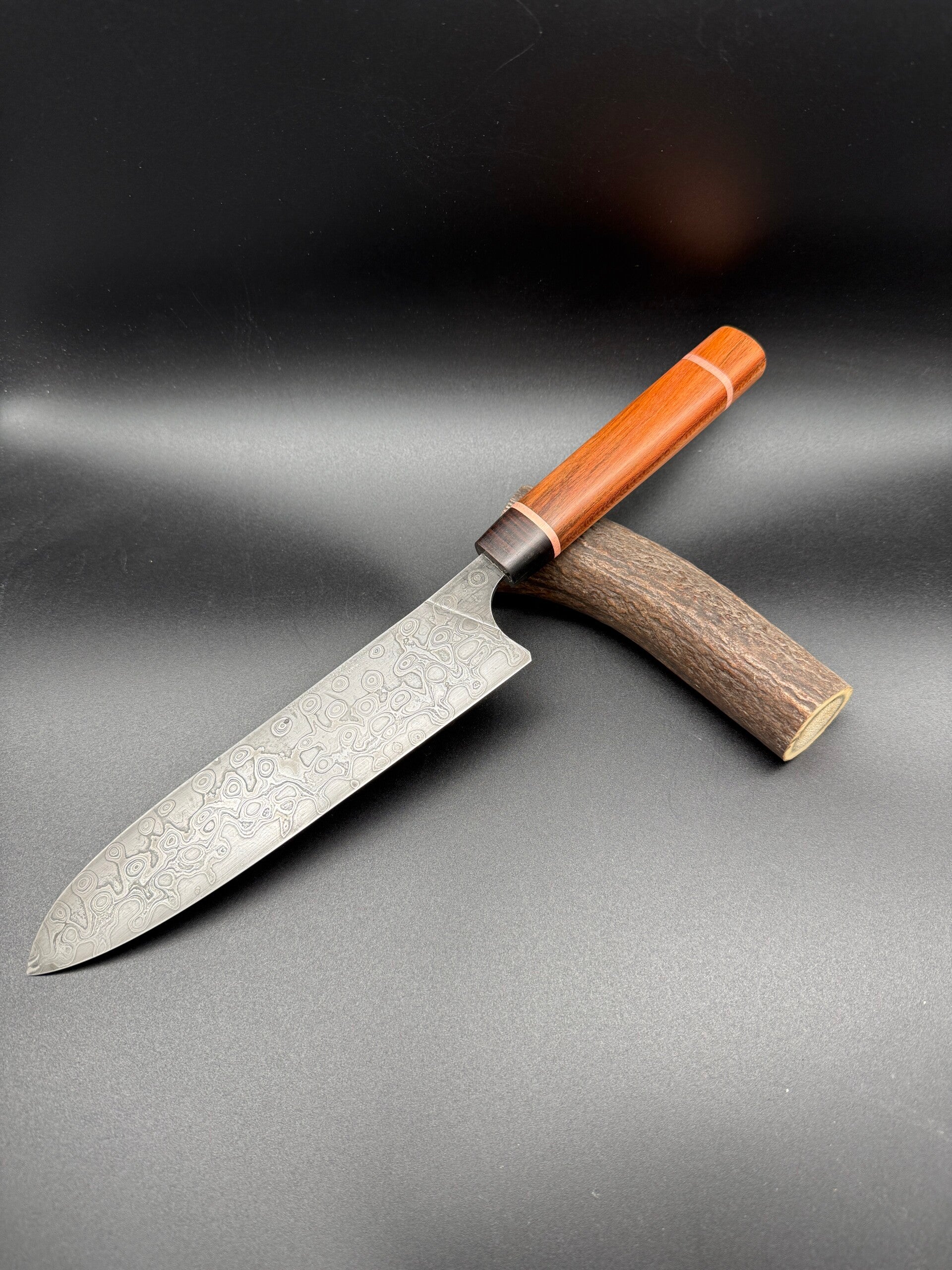 Santoku aus Rosendamast mit Griff aus Nussbaum und Mooreiche