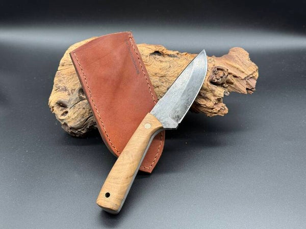 Jagdmesser aus Kanisterdamast | 1095 Stahl & polierte Zwicknägel | stabilisierte Eichenwurzel | Braune Lederscheide