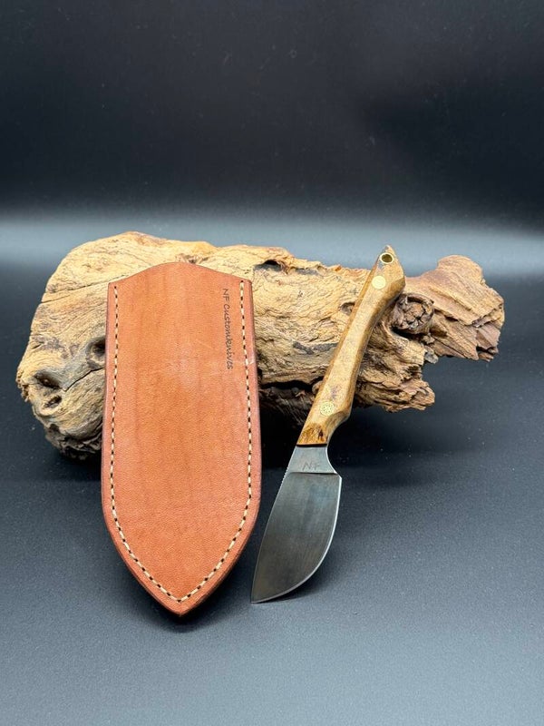 Skinner EDC aus 1.2235 Stahl | dunkel geätzte Klinge | stabilisierte Akazienmaser | Schmuckpin | Braune Rinderlederscheide