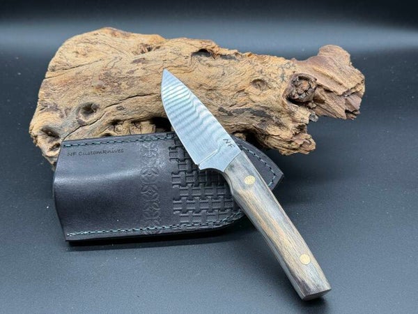 EDC Messer aus O1 Stahl | Seidenfinish | stabilisierte Buche | Zierpin | Schwarze Lederscheide