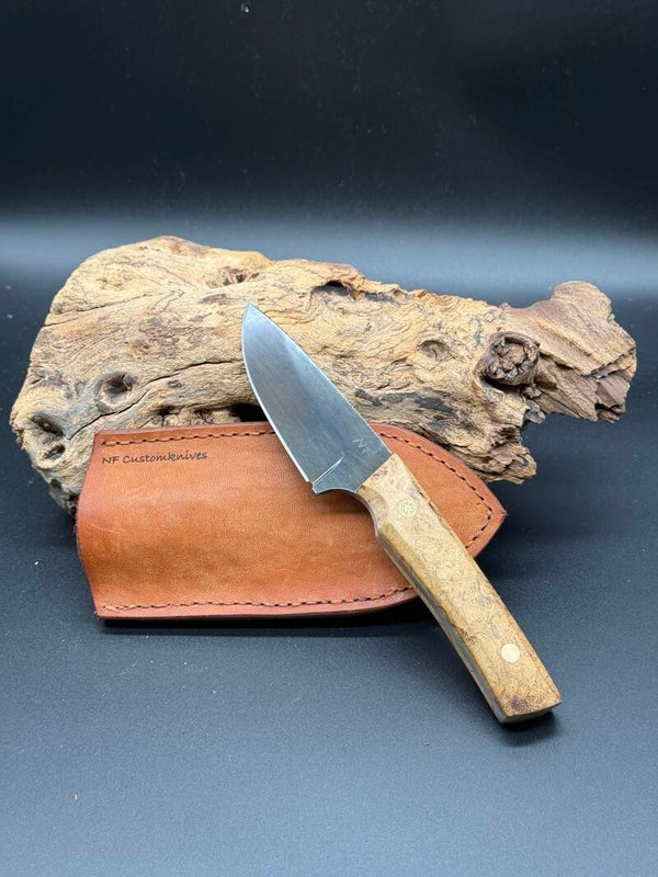 EDC Messer aus 1.2235 Stahl | dunkel geätzt | Akazienmaser | Braune Lederscheide