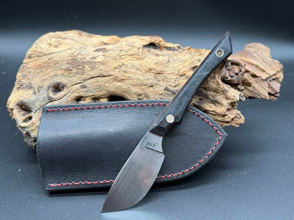 EDC Skinner aus O1 Stahl | Seidenfinish | Epoxy mit Carbonflakes | Rote G10 Liner | Schwarze Rinderlederscheide