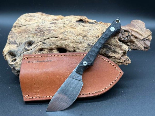 Skinner EDC aus 1.2235 Stahl | Jeans-Micarta | Seidenfinish | Braune Rinderlederscheide