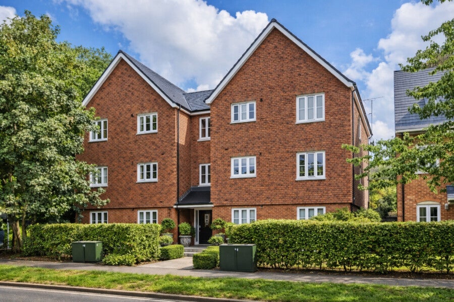 Two bedroom ground floor apartment for  sale at Curo Park AL2.