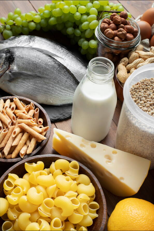 Sammlung von Lebensmitteln, die Nahrungsmittelallergien auslösen können, wie Milch, Käse, Fisch, Nüsse, Zitrusfrüchte