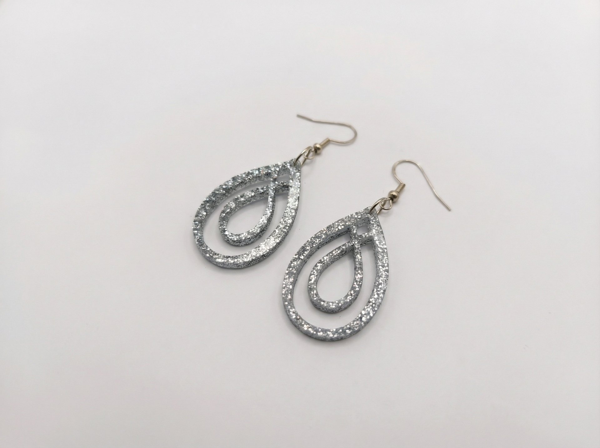 Boucles d'oreilles en plexiglas pailleté "Goutte"