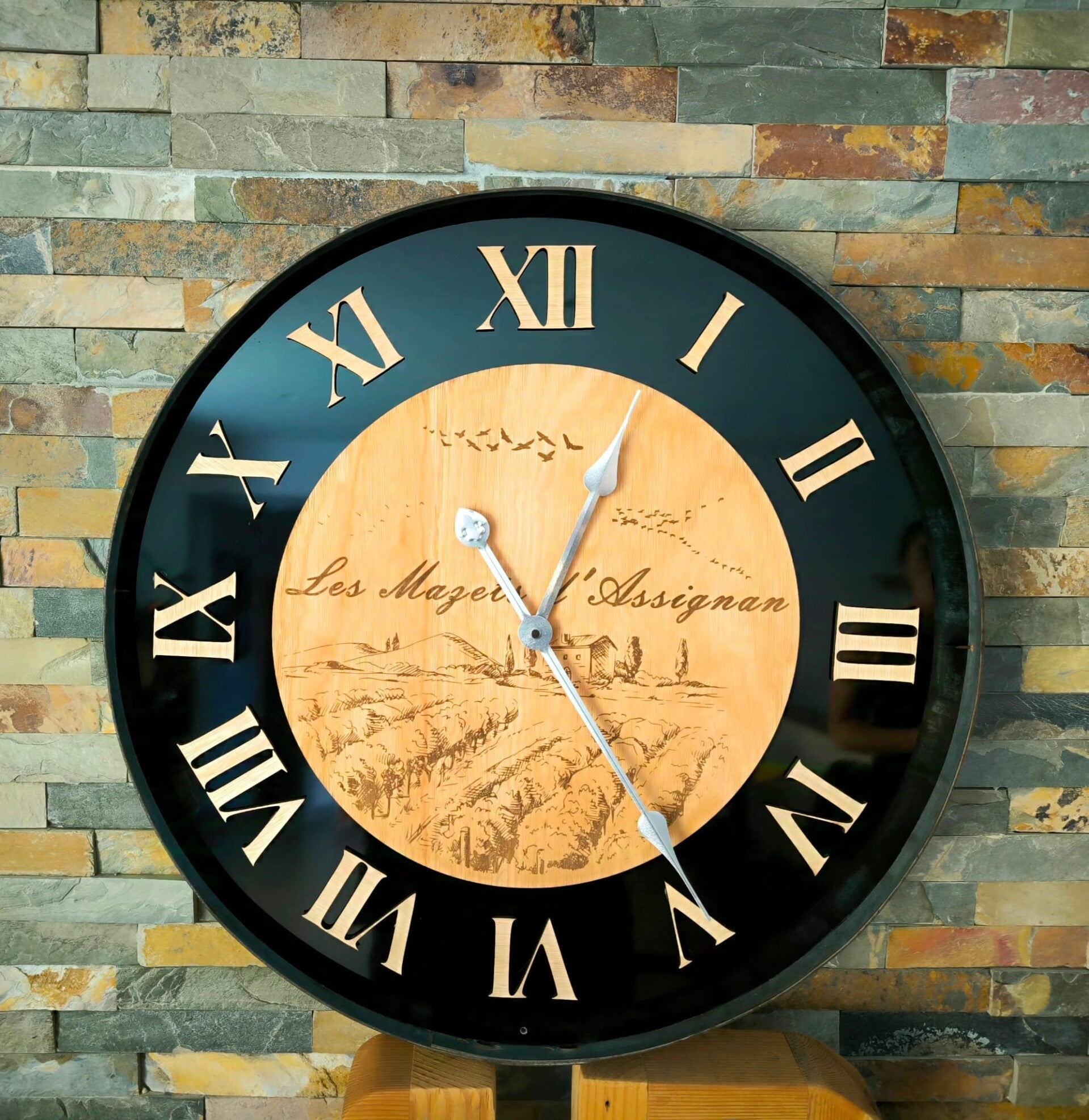 horloge-les-mazets-d-assignan-logo-enseignes-vigne-wood-concept-standard.jpg