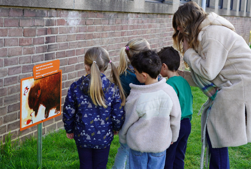 copyright-august-en-suus-opening-verhalenpad-bibliotheek-doetinchem-2026-hor-6-prot-standard.png