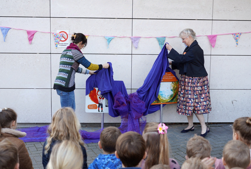 copyright-august-en-suus-opening-verhalenpad-bibliotheek-doetinchem-2026-hor-8-prot-standard.png