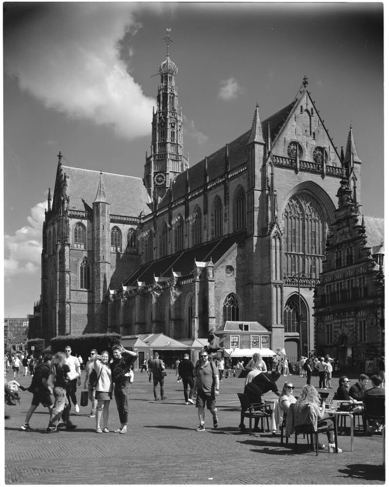Analoge zwart wit foto gemaakt met een 4x5" Tachihara grootformaat camera; de Grote Markt in Haarlem met veel mensen in de voorgrond en de St Bavo kerk op de achtergrond