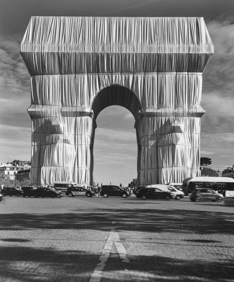 Analoge zwart wit foto gemaakt met een 4x5" Tachihara grootformaat camera; Parijs, de Arc De Triomphe ingepakt naar het ontwerp van de kunstenaar Cristo, rijdende auto's op de voorgrond; perspectief gecorrigeerd in de camera