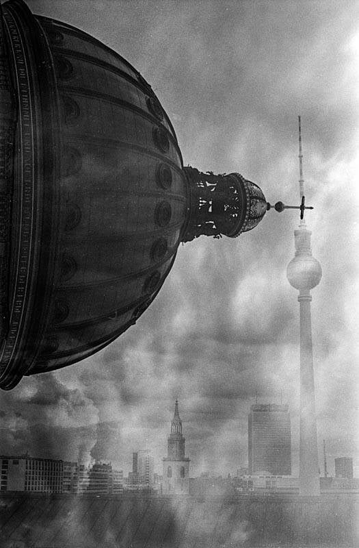 Analoge zwart wit foto gemaakt met een 35mm kleinbeeld camera; dubbelopname gemaakt in de camera; Berlijn met de Dom en de beroemde televisietoren