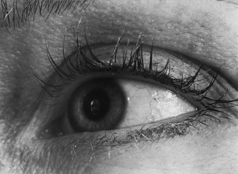 Analoge zwart wit foto gemaakt met een 4x5" Sinar F grooftformaat camera; close-up van een oog met in de pupil de reflectie van het gezicht van mijzelf