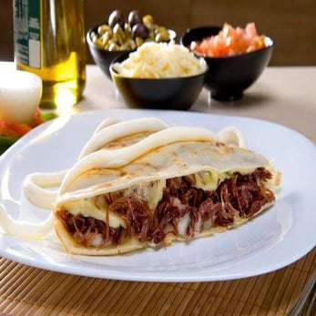 crepe-de-carne-seca-ao-sol-com-ingredientes-azeitona-queijo-tomate-no-fundo_266402-828-1-standard-yf3koz-standard-4u2lm3.jpg