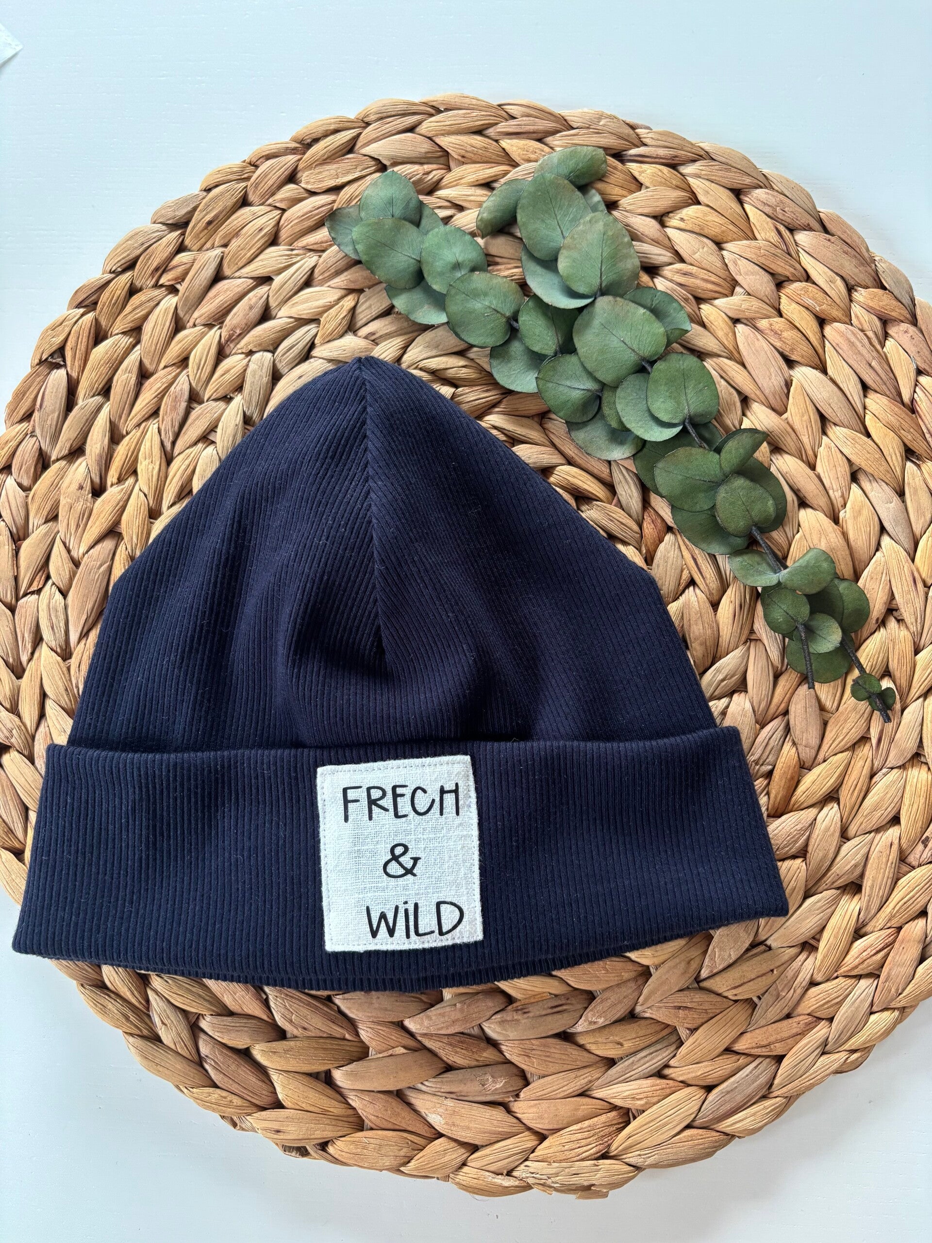Hipster Beanie Gr. 50 mit Patch "Frech & Wild" - doppellagig