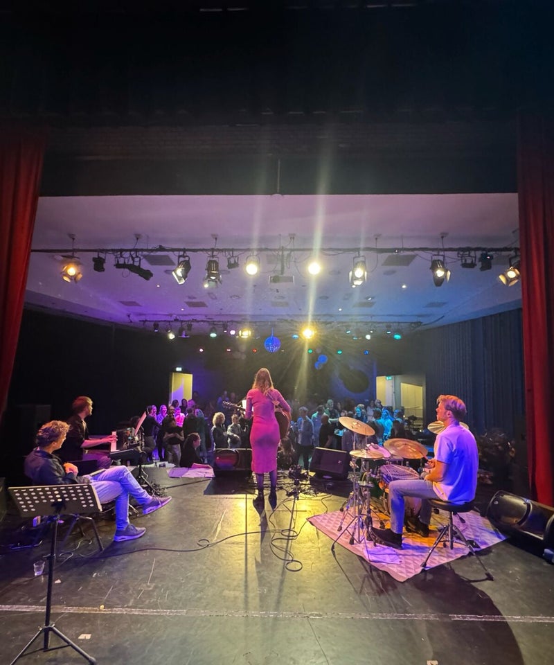 podiumopstelling bij muziekbingo met 80 personen