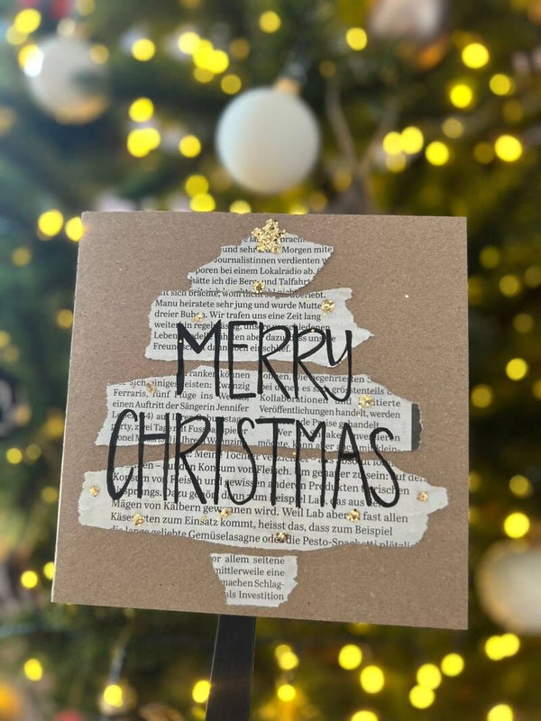 Merry Christmas - Tanne aus Zeitung
