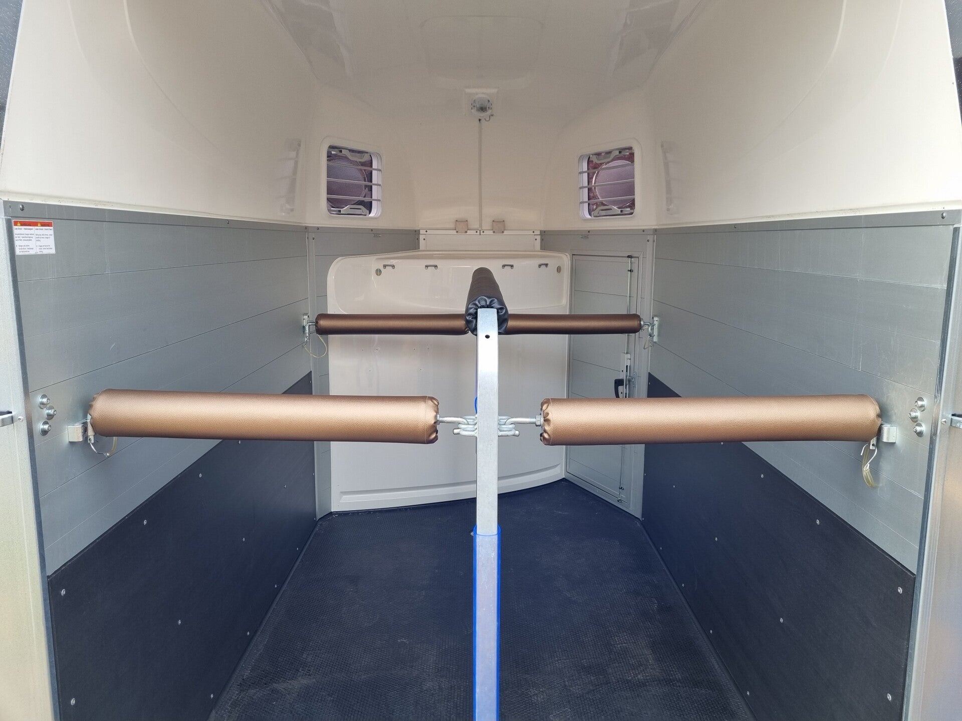 Blauwe stangbeschermers voor tweepaardstrailer