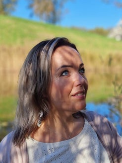 Vrouwencoach stralend in de zon, vrolijk