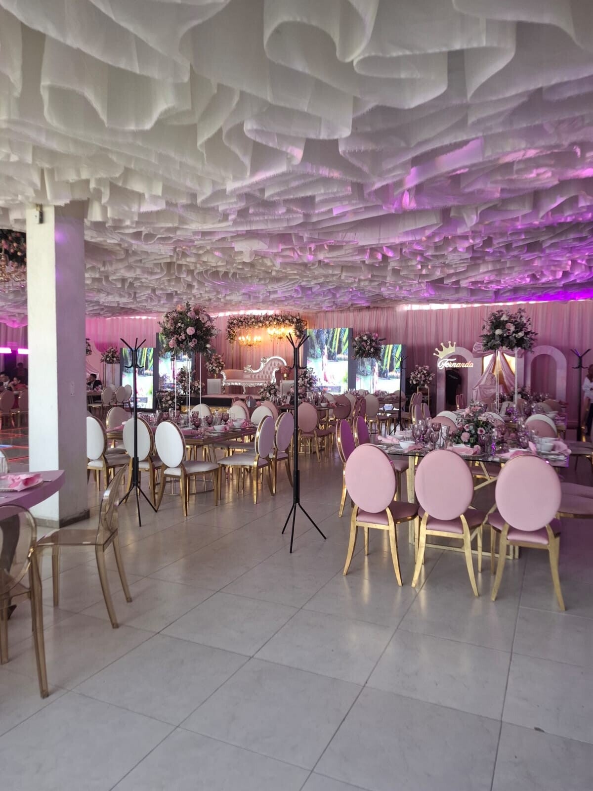 Decoración de interiores y mesa de postres conceptual para fiesta de XV años en Xalapa.