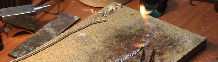 Bedelmontage aan armbanden en kettingen