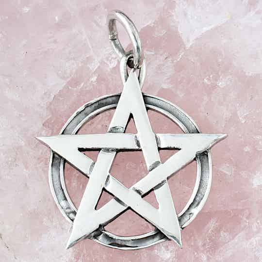 Pentagram buiten de cirkel