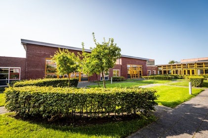 De Waadwente Dokkum KLein Comité treedt hier op