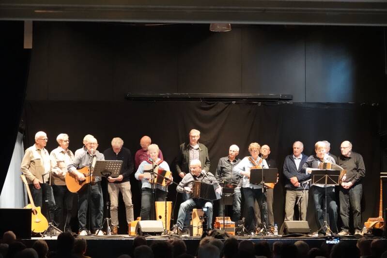 Leden vd Hellingbazen uit Veenwouden zongen mee