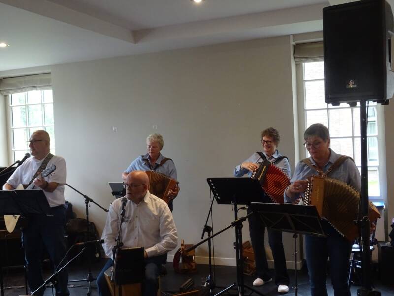 Vanwege de regen verhuisden we naar binnen