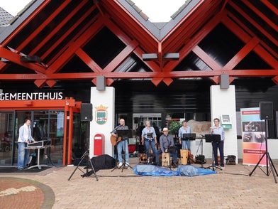 Klein Comité speelt voor het Gemeentehuis van Beetsterzwaag tijdens het kunstweekend op 5 en 6 juli 2025